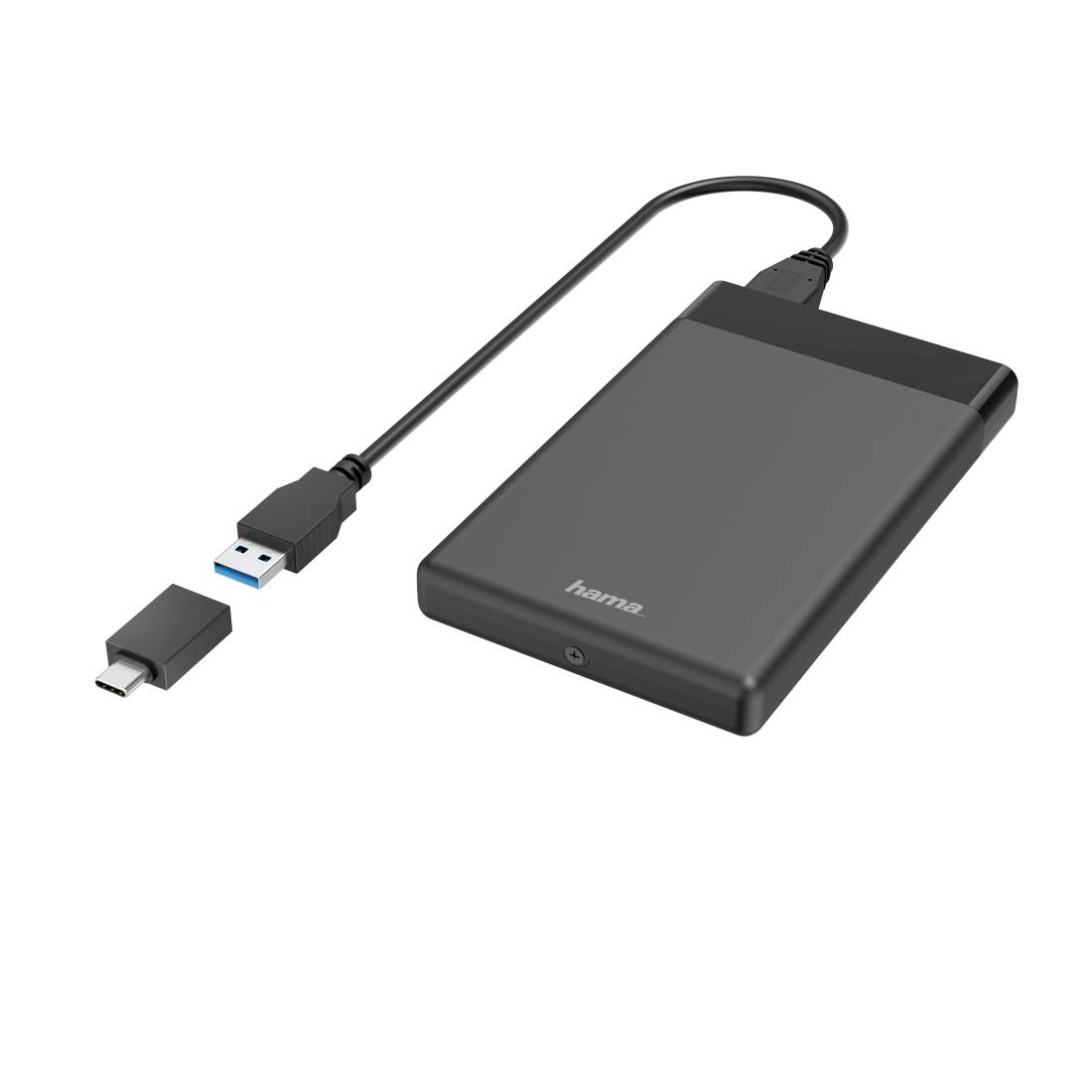 Čierny externý obal pevného disku s priloženým USB kábľom a samostatným adaptérom USB-C, zobrazený na bielom pozadí.