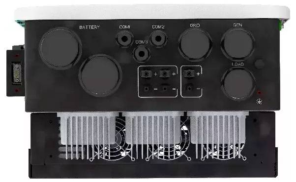 Predný pohľad jednotky riadenia výkonu so značenými portami BATTERY, COM1, COM2, COM3, GRID, GEN a LOAD, plus chladiace ventilátory a chladiče.