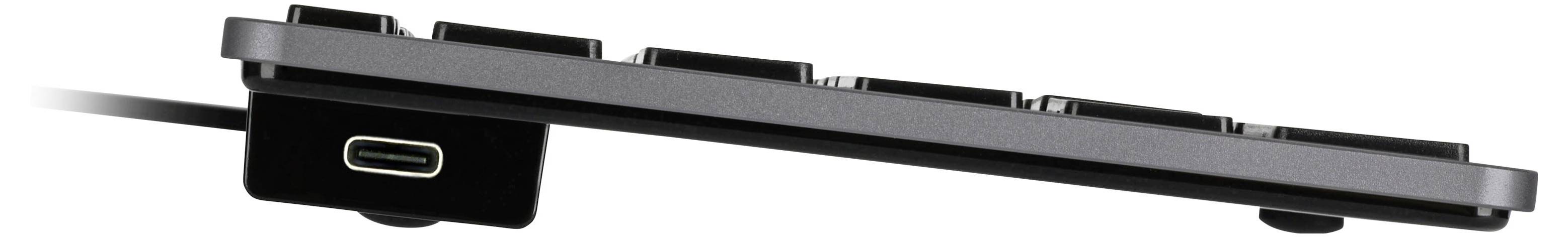 Pohľad z boku na štíhlu čiernu klávesnicu s portom USB-C a krátkim káblom zapojeným na ľavej strane.