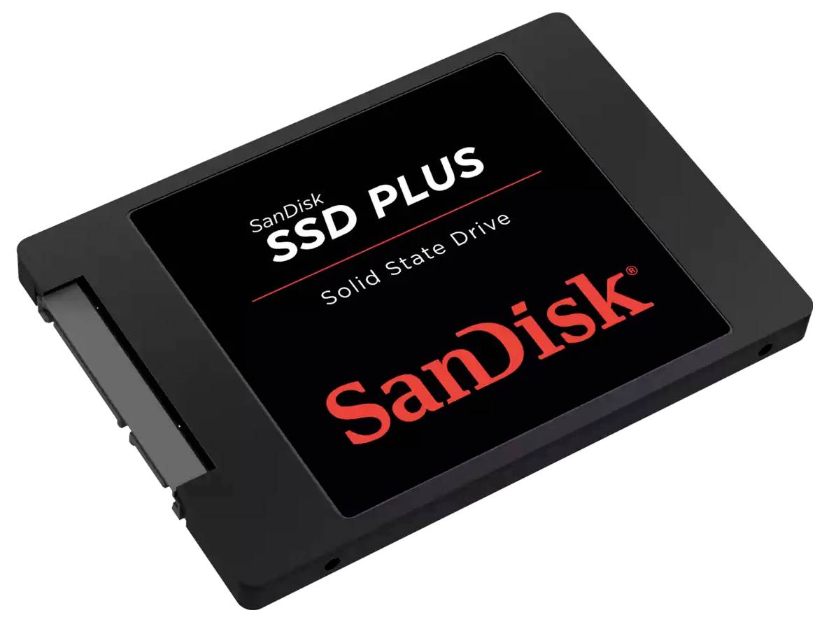 SanDisk SSD Plus solid-state disk zobrazený v uhlovom pohľade na bielom pozadí.