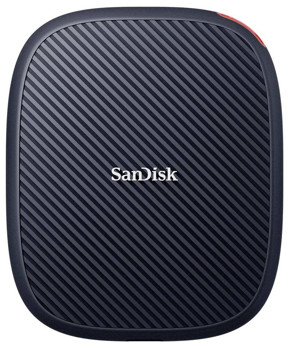 Čierny prenosný SSD disk SanDisk s diagonálnou prúžkovanou textúrou a malým oranžovým akcentom v rohu.