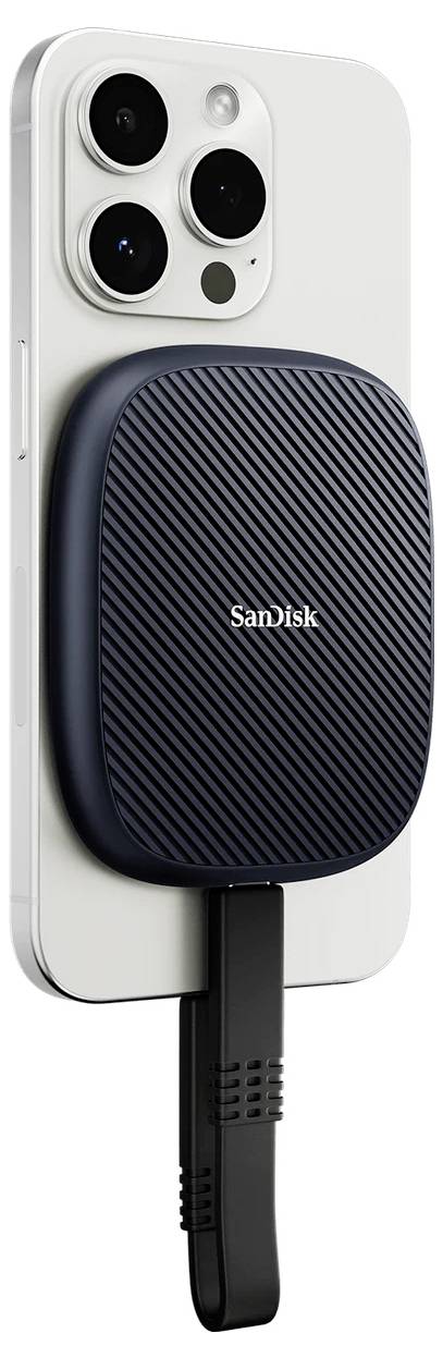 Biely smartfón s čiernou prenosnou jednotkou SanDisk pripevnenou na zadnej strane, ktorý zobrazuje kompaktný doplnok externého úložiska pripojený krátkym kablom.