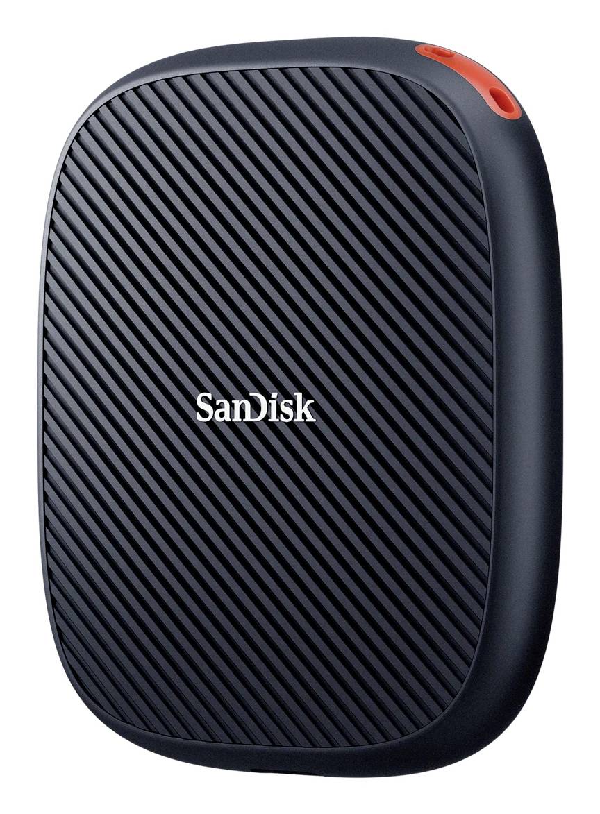 Čierna prenosná vonkajšia SSD jednotka SanDisk s diagonálnymi drážkami a malým červeným akcentom v hornom rohu.