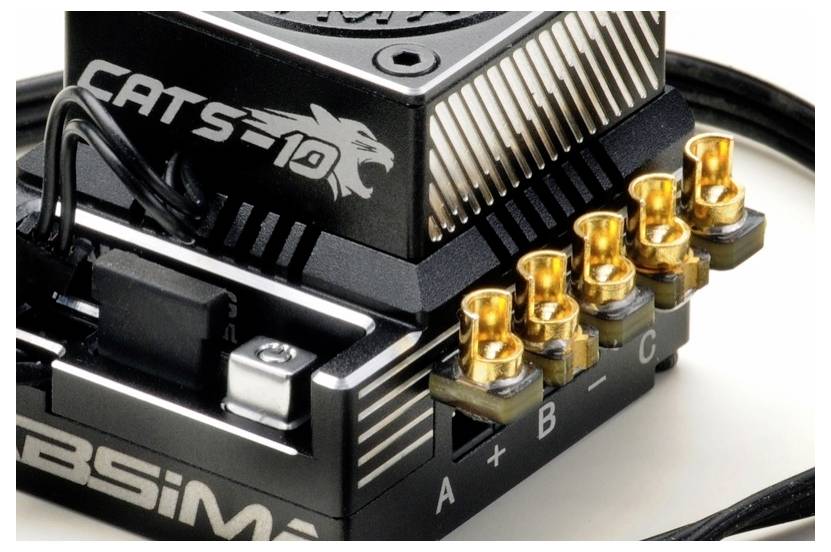 Zblízka elektronickej súčiastky CAT 5/10 so šiestimi svietiacimi jantárovými konektormi označenými A, +, B, -, C, na plošnom spoji.