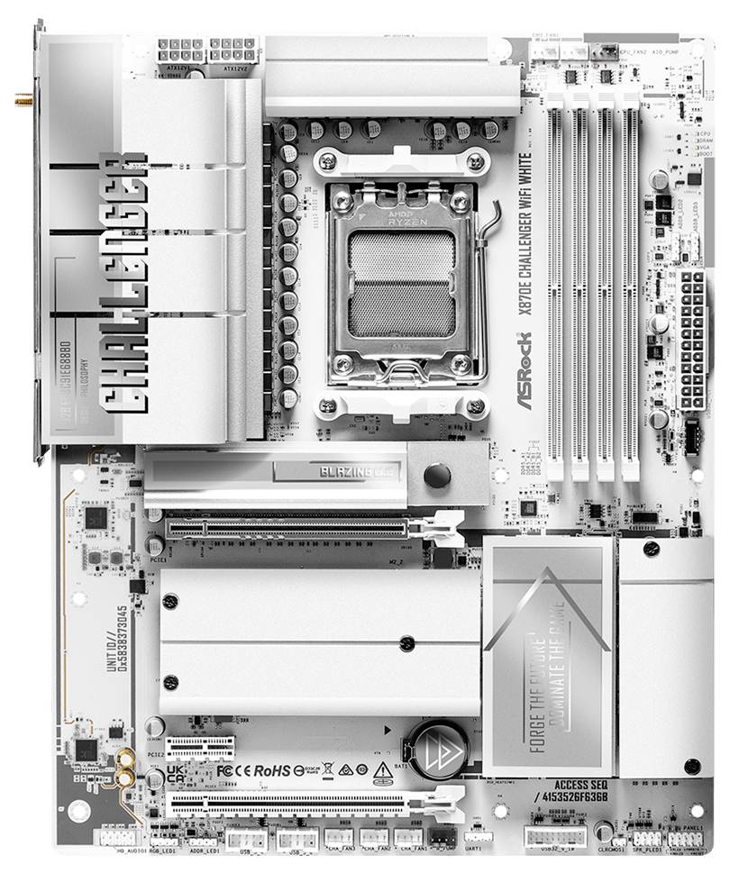Pohľad zhora na bielu matičnú dosku ASRock Challenger s päťou pre procesor Ryzen, slotmi pre RAM, slotmi PCIe a veľkými chladičmi.