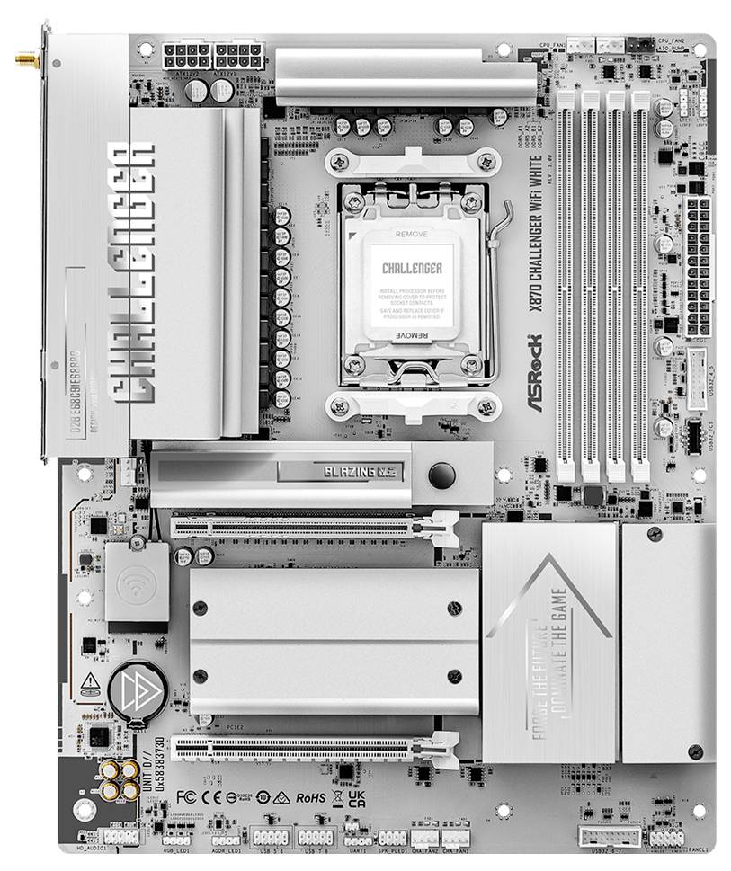 Strieborná doska ASRock X670E Taichi Carrara s viditeľným zásuvkou CPU, slotmi RAM, chladičmi a konektormi rozšírenia.