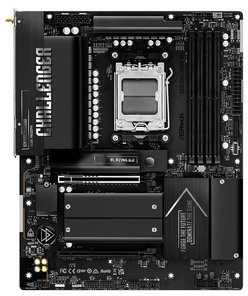 Pohľad zhora na čiernu matičnú dosku ASRock Challenger s Intel soketu CPU, slotmi RAM, slotmi PCIe a chladičmi.