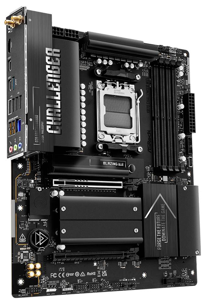Čierna základná doska s CPU socketom, slotmi na RAM, expansnými slotmi a veľkými chladičmi, opatrená značkou „CHALLENGER" a „FORGE THE FUTURE, OWN THE LANE".