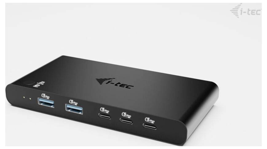 Čierna dokovacia stanica i-tec s dvoma portami USB-A a tromi portami USB-C na prednej strane, zobrazená na svetlom pozadí.