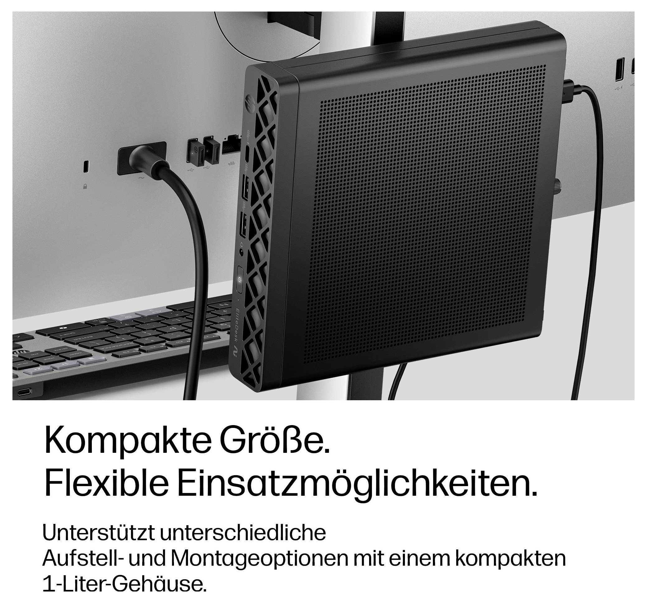 Kompaktné zariadenie. Flexibilné možnosti využitia.<br><br>Kompaktné čierne stolné zariadenie umiestnené za monitorom s nemeckým textom s nápisom „Kompaktná veľkosť. Flexibilné možnosti nasadenia." a menší text o flexibilnom nastavení a možnostiach montáže.