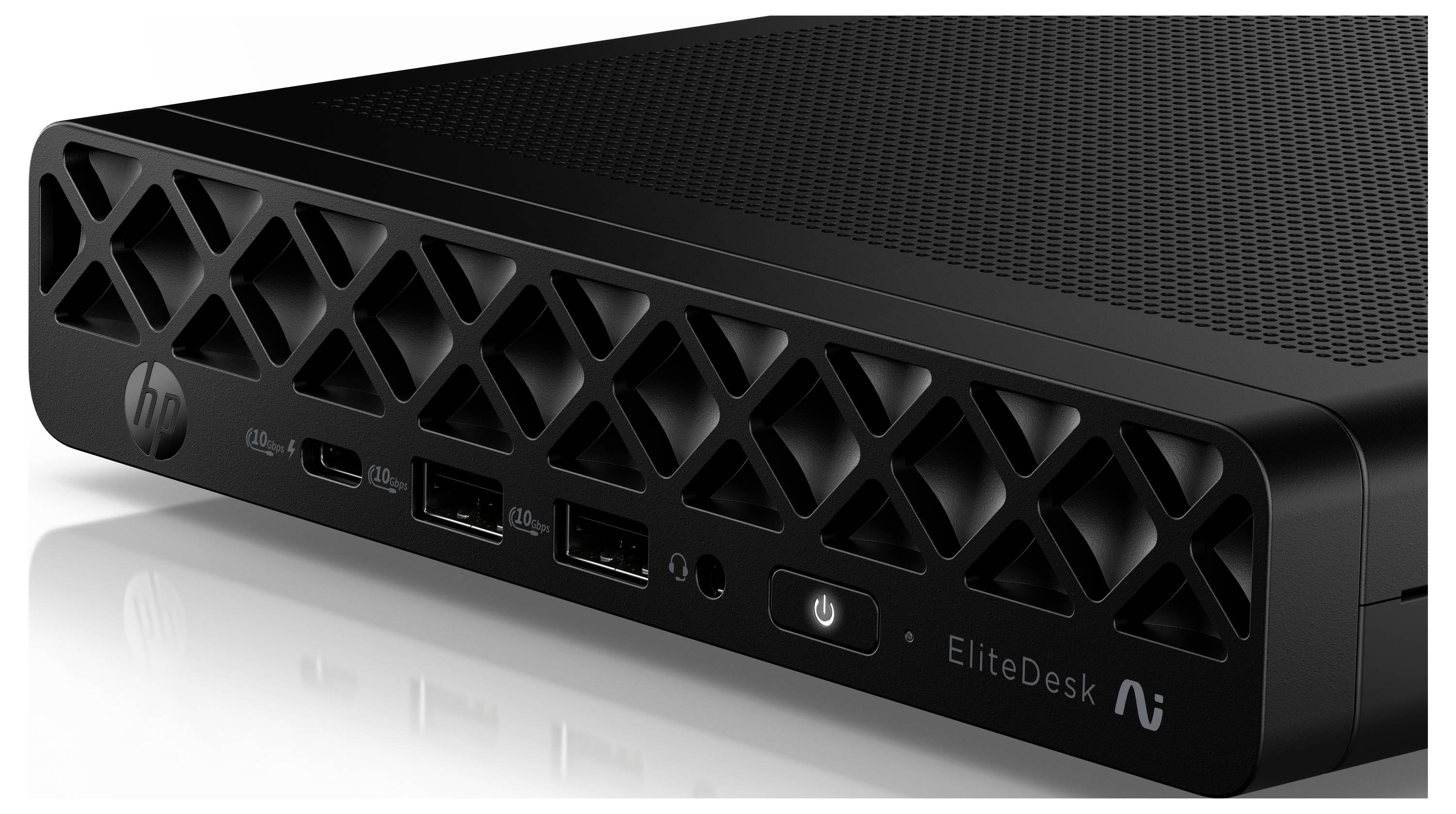 Čierny stolný počítač HP EliteDesk mini zobrazený spredu-zľava, s vetraným otvorom, portami USB, zásuvkou na slúchadlá, tlačidlom napájania a logom EliteDesk.