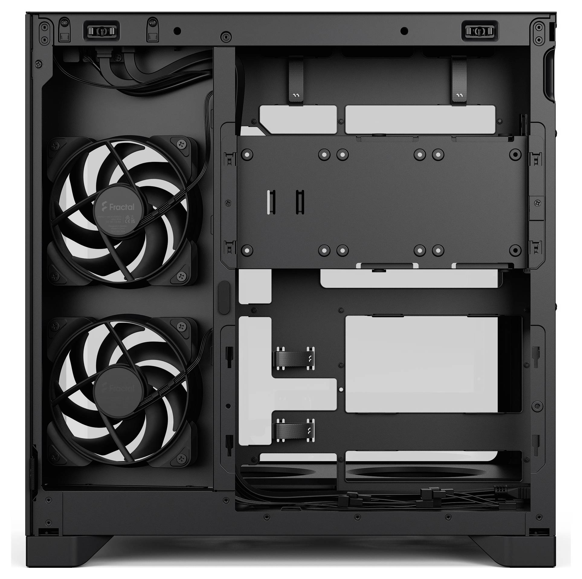 Vnútro čiernej skrine PC s dvoma predným prívodným ventilátorom a nainštalovanými konzolami na pohony/montáž, ktoré ukazujú rozloženie skrine a priestor na vedenie káblov