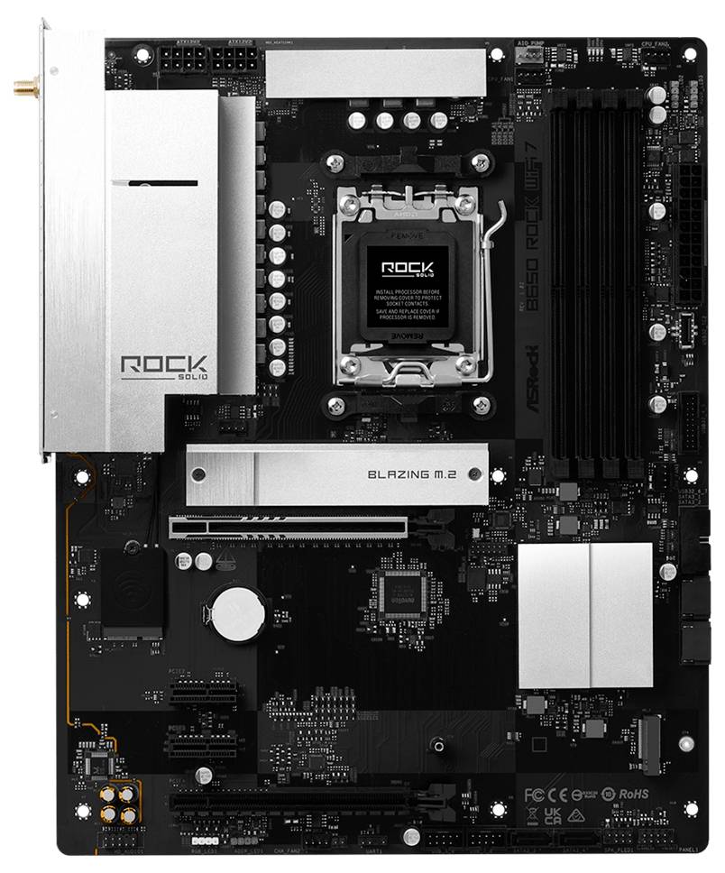 Pohľad z vrchu na čiernu matičnú dosku ASRock so striebornými chladičmi, CPU soketom, slotmi pre RAM a označením "BLAZING M.2".