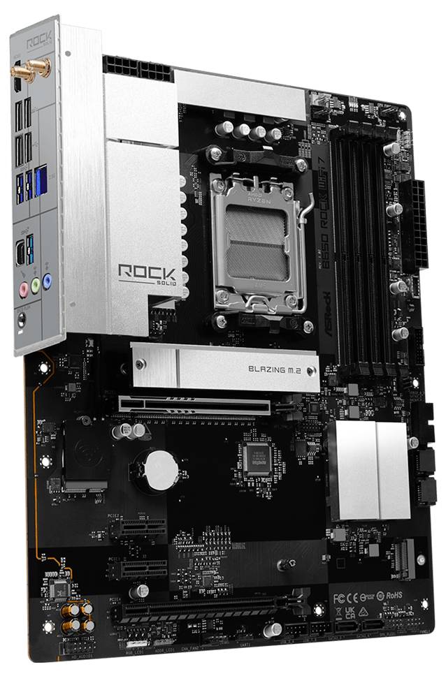 Desková doska s Intel CPU soketom, slotmi RAM, PCIe slotmi a striebornými chladičmi, zobrazujúcimi zadné I/O porty naľavo.