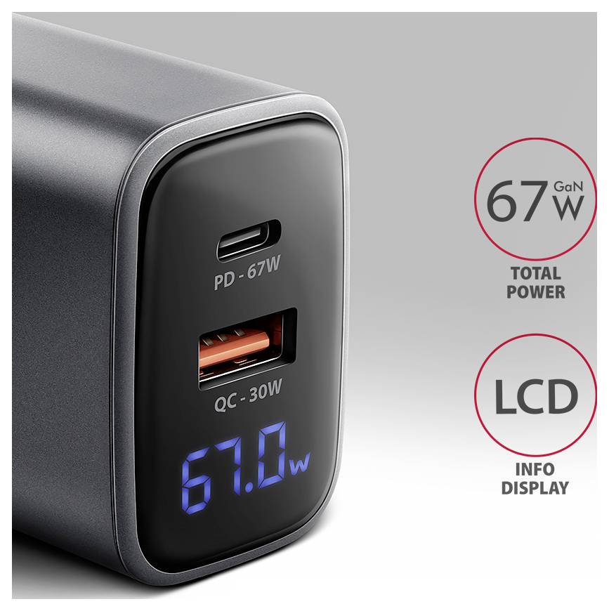 Obrázok čiernej USB nástennej nabíjačky s portami USB-C a USB-A, modrým digitálnym displejom výkonu a popiskami s texom "67W GaN celkový výkon" a "LCD informačný displej".