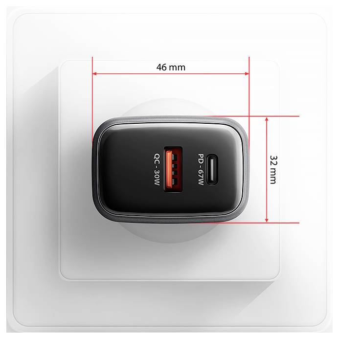 USB nástenný nabíjač zobrazený spredu s dvoma portami (USB-A „QC-30W" a USB-C „PD-67W"); rozmery označené 46 mm na šírku a 32 mm na výšku.