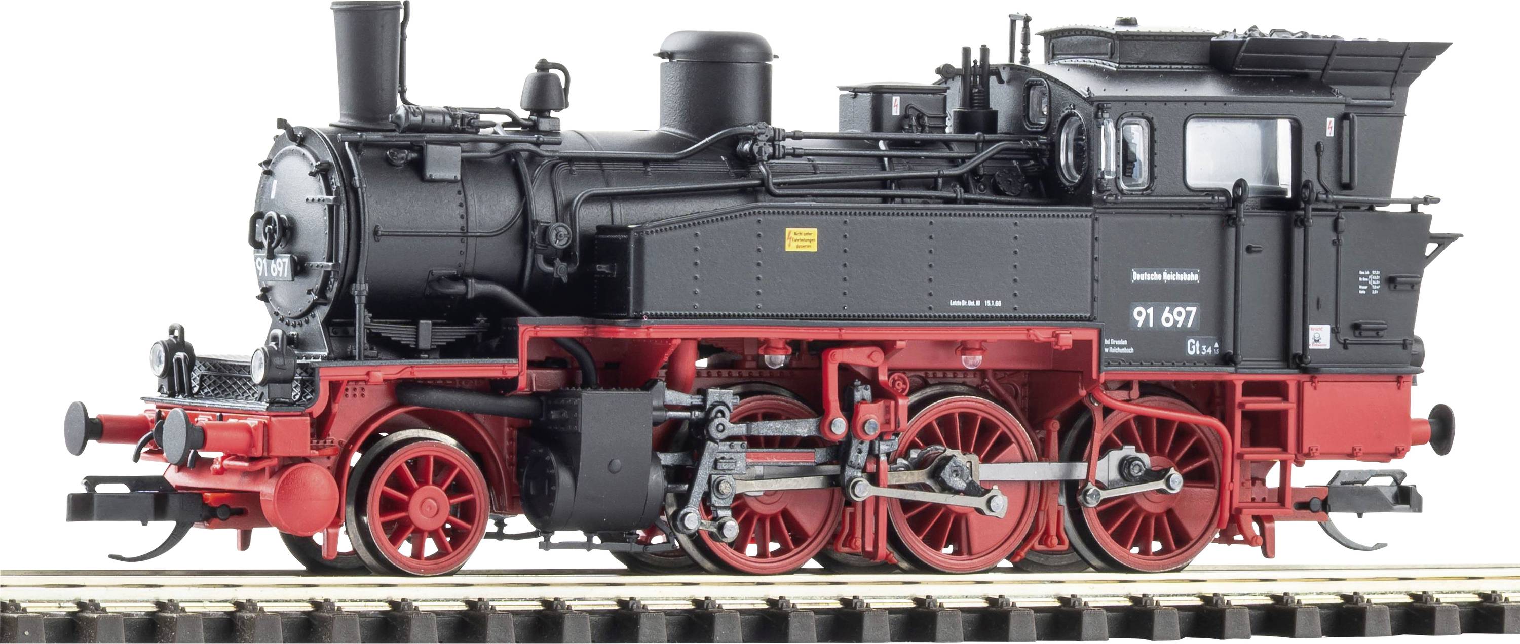 Čierno-červený model parného lokomotívu na železničných koľajniciach, pohľad z boku, s veľkými červenými hnaciami kolesami a číslom 91 697 na kabíne.