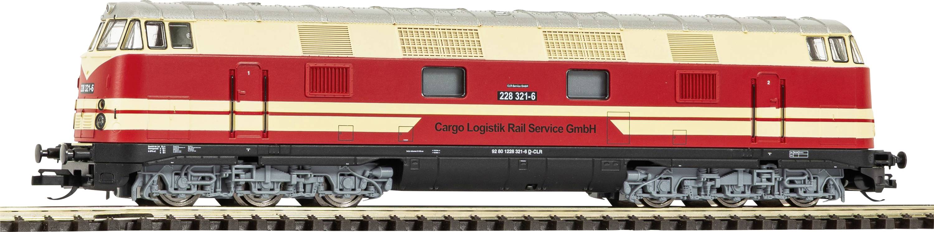 Bočný pohľad na červenú a krémovú dieselovú lokomotivu spoločnosti Cargo Logistik Rail Service GmbH na bielom pozadí.