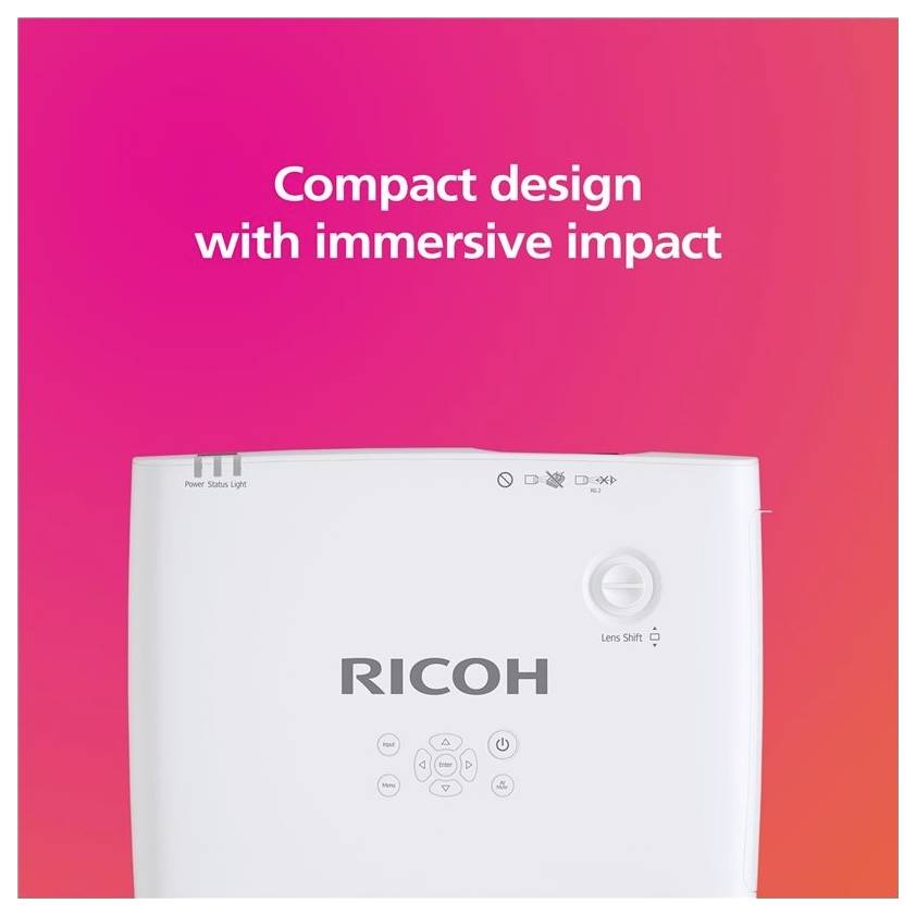 Biely projektor Ricoh na gradientnom pozadí od ružovej po oranžovú s textom "Kompaktný dizajn s pohlcujúcim účinkom" nad ním.