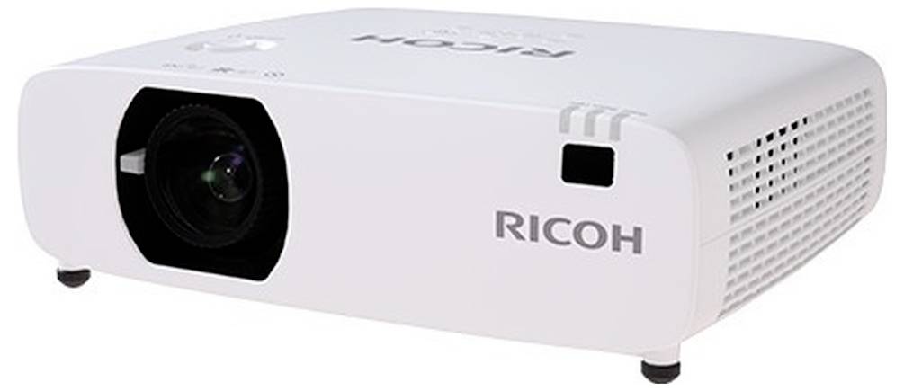 Biely projektor Ricoh zobrazený pod uhlom s objektívom vľavo a ventilačnými otvormi vpravo.