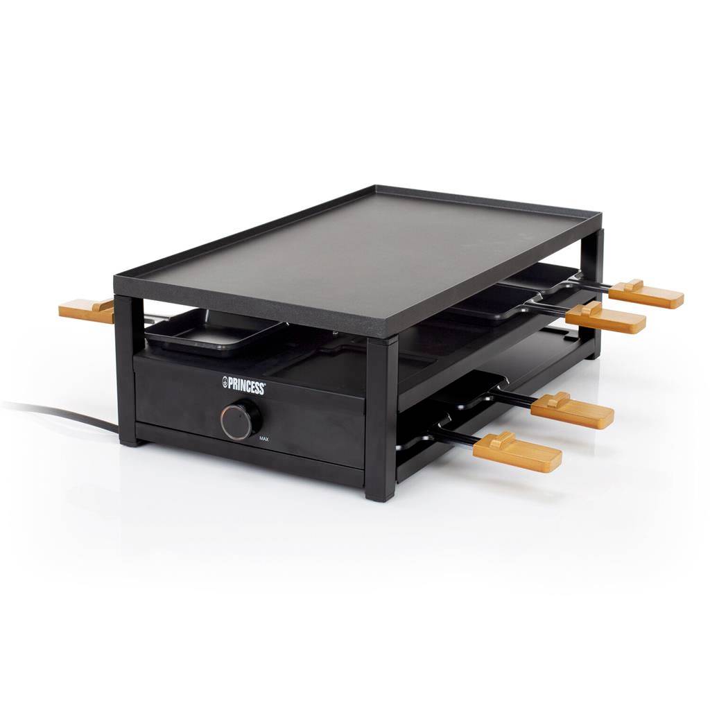 Elektrický stolný raclette grill s plochú doskou na varenie, značkou „PRINCESS" a šiestimi panvicami s oranžovými rukovesťami umiestnené pod ním a vedľa neho.