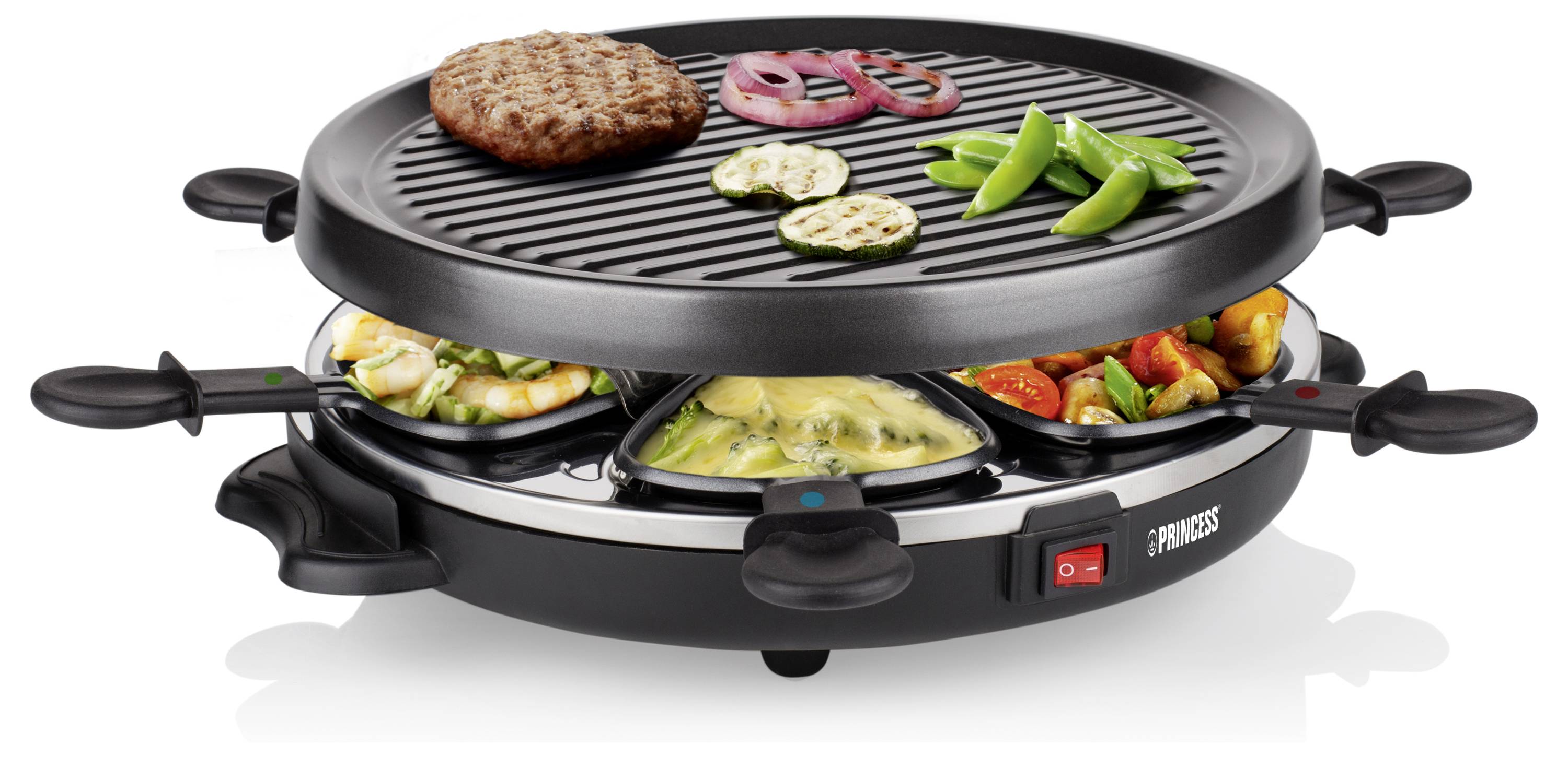 Čierna elektrická stolná grilovacia doska a set raclette s okrúhlou grilovacou doskou na vrchu a štyrmi naplnenými panvicami pod ňou, na ktorej sa griľujú hamburgerové placky, zelenina a roztavený syr.