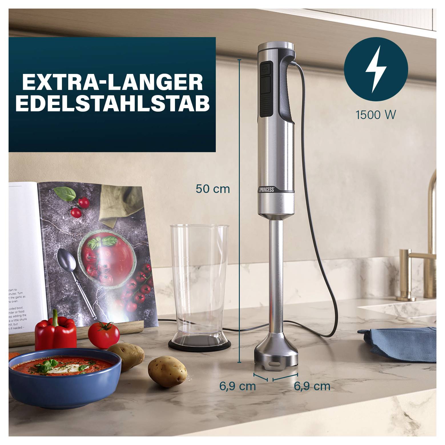 Reklama na extra dlhý ručný mixér z nehrdzavejúcej ocele, zobrazený s dĺžkou 50 cm, výkonom 1500 W a šírkou podstavy 6,9 cm v kuchynskom prostredí.