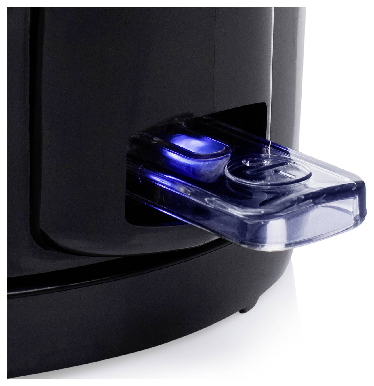 Zblízka čierneho zariadenia s priehľadným modrým osvetleným USB flash diskotekom zapojené do bočného portu.