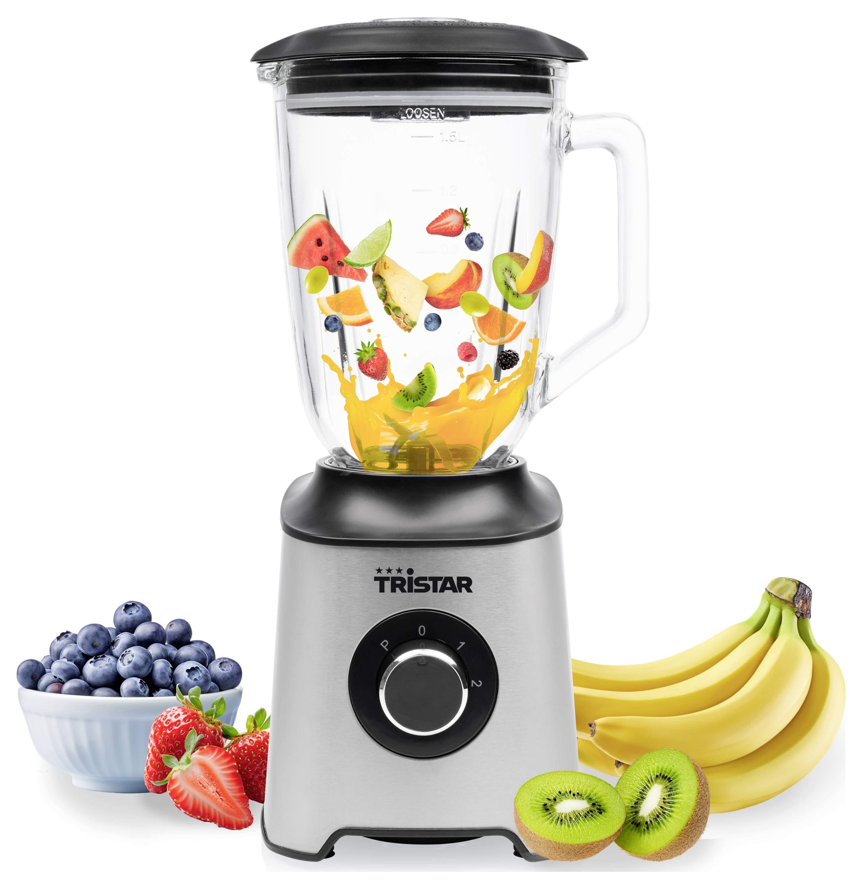 Stolný mixér s ovocím v nádobe, obklopený bobuľami, jahodami, banánmi a kiwi, čo naznačuje prípravu smoothie.