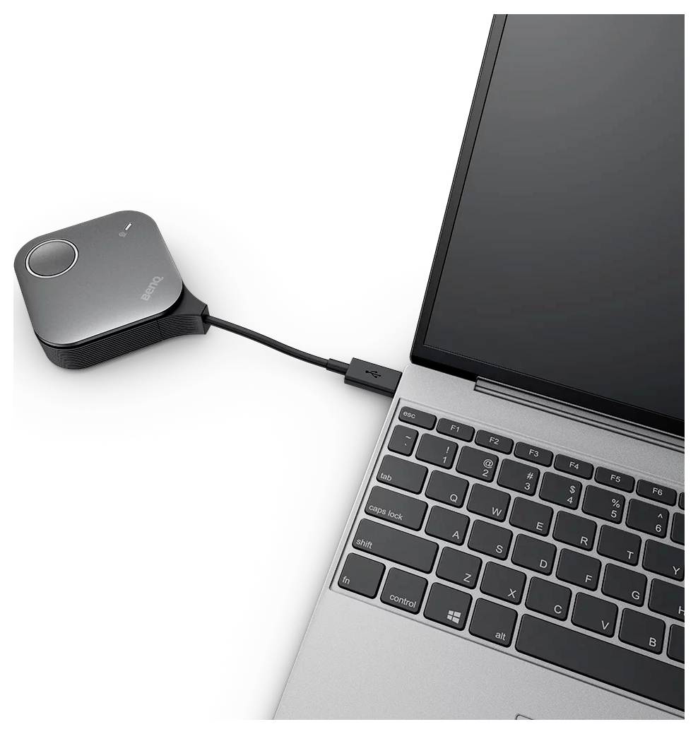 USB kábel spája malé čierne externé zariadenie so stranou notebooku vedľa klávesnice a obrazovky.