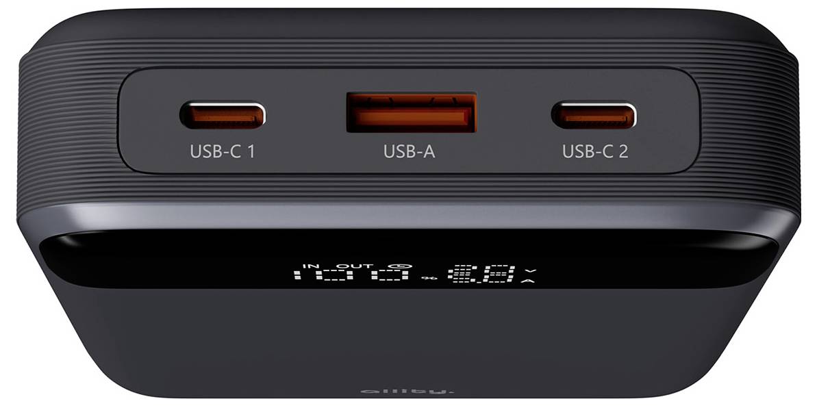 Pohľad zhora na čiernu prenosný nabíjač s tromi portami označenými USB-C 1, USB-A a USB-C 2, plus predný LED displej napájania.