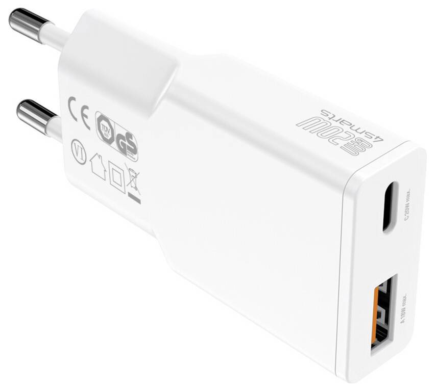Biely USB nástenný adaptér s dvoma okrúhlymi EU kolíkmi, jedným portom USB-C a jedným portom USB-A, zobrazený na jednoduchom pozadí.