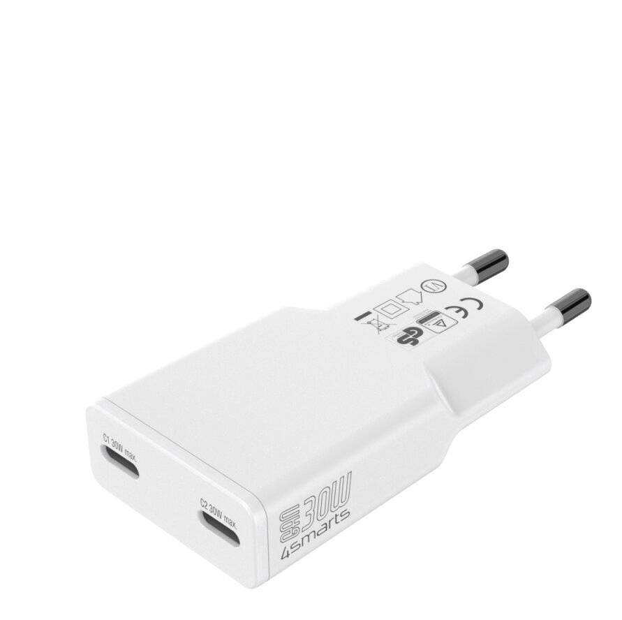 Biely USB-C nabíjací adaptér 45W do steny s dvoma okrúhlymi kolíkmi európskej zásuvky a dvoma portami USB-C, zobrazený na bielom pozadí.