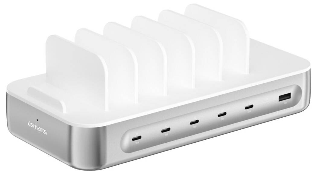 Biela nabíjacia dokovacia stanica s viacerými zvislými drážkami a predným portom USB-C, zobrazená v troch-štvrtinovom pohľade na bielom pozadí.