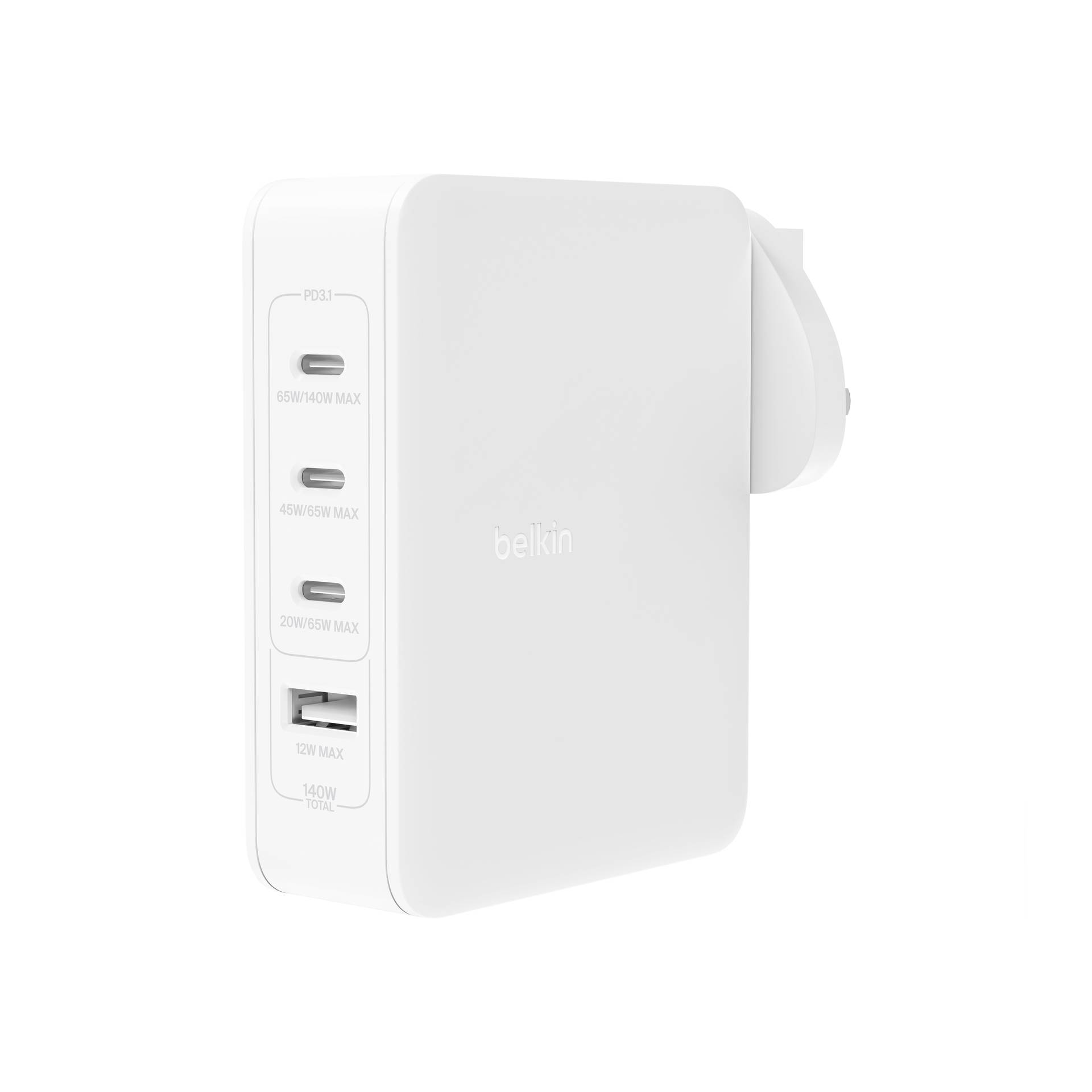 Biely nabíjací adaptér Belkin so stenovou montážou s tromi portami USB-C a jedným portom USB-A, zobrazený na produktovej fotografii na bielom pozadí.