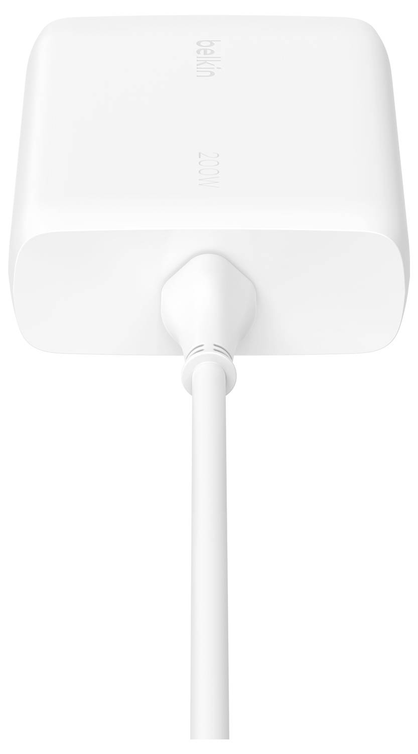 Biely napájací adaptér Belkin 20W s USB-C portom s káblom zapojeným do spodného portu, zobrazený na jednoduchom pozadí.