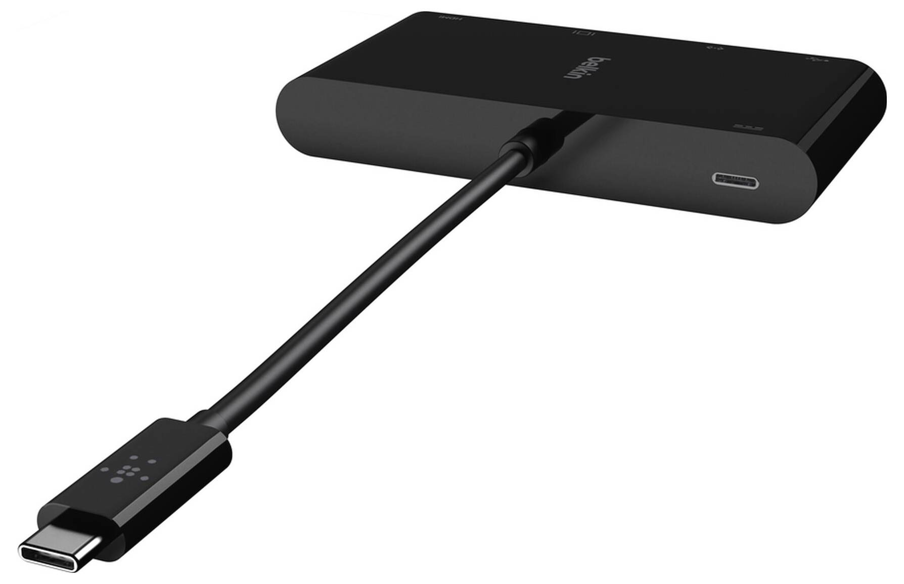 Čierny USB-C hub/adaptér s pripojením kábla a USB-C zástrčkou, zobrazený na bielom pozadí.