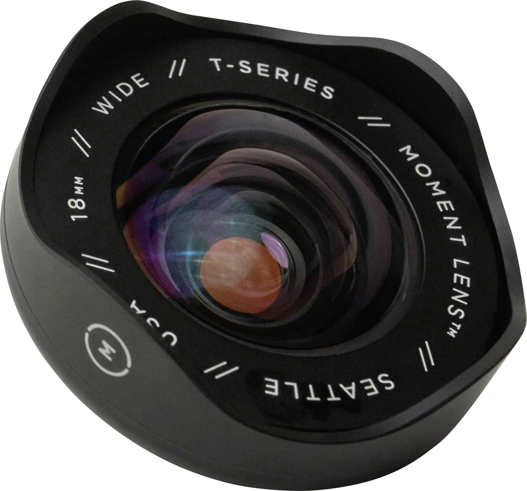 Zblíženie širokouhlého fotoaparátu s nápisom "T-SERIES", "18MM", "MOMENT LENS" a "SEATTLE" vytlačeným okolo okraja.