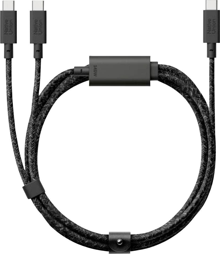 Čierny pletený nabíjací kábel s dvoma USB-C konektormi a centrálnym vnútorným modulom, navinutý do slučky.