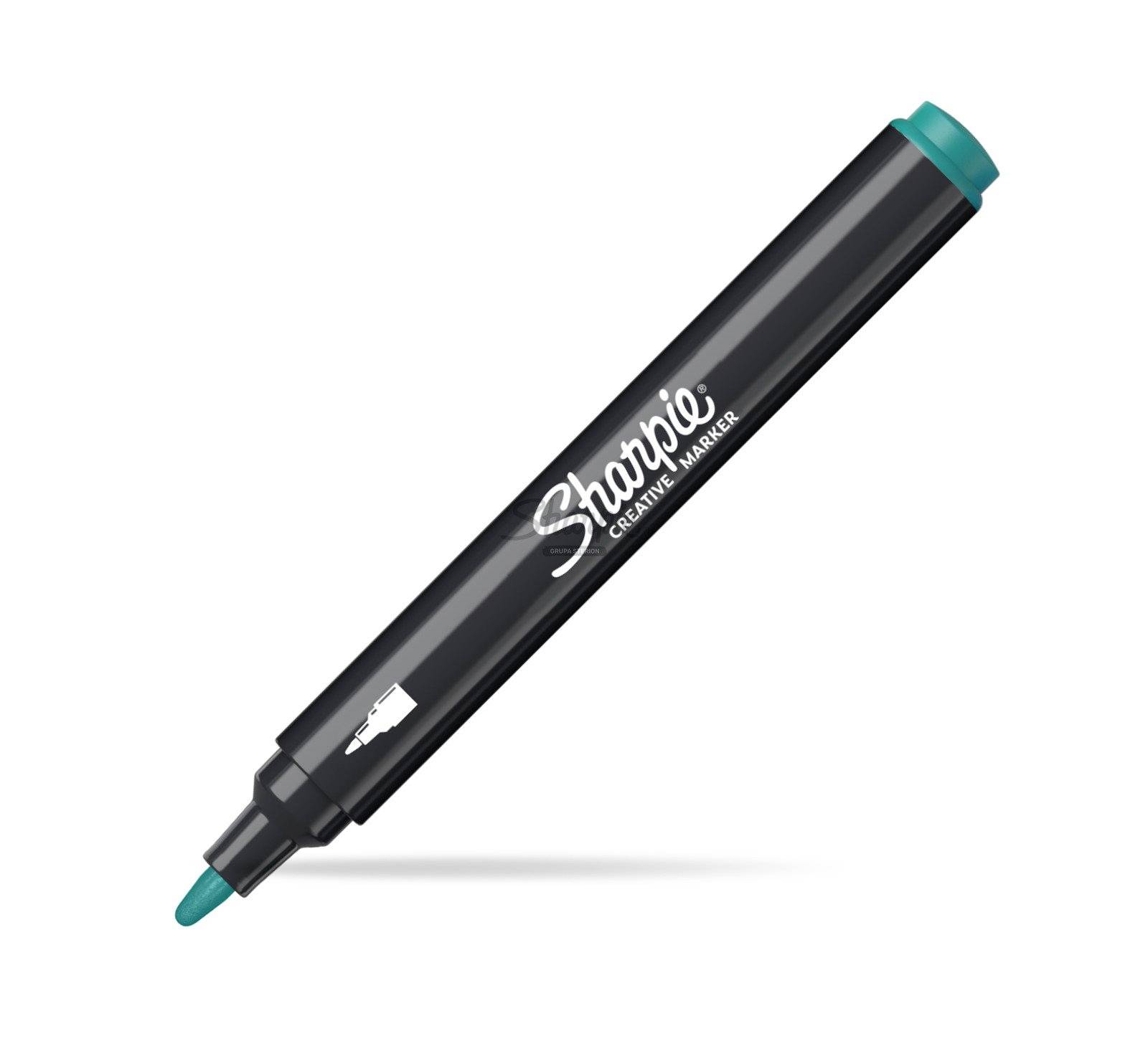 Čierny kreatívny marker Sharpie s modrozelenkastou čiapkou a špičkou, zobrazený diagonálne na bielom pozadí.