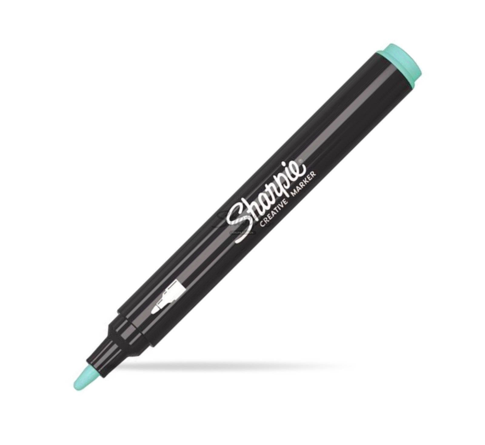 Čierny kreatívny značkovač Sharpie s tyrkysovou čiapkou a špičkou, zobrazený diagonálne na bielom pozadí.
