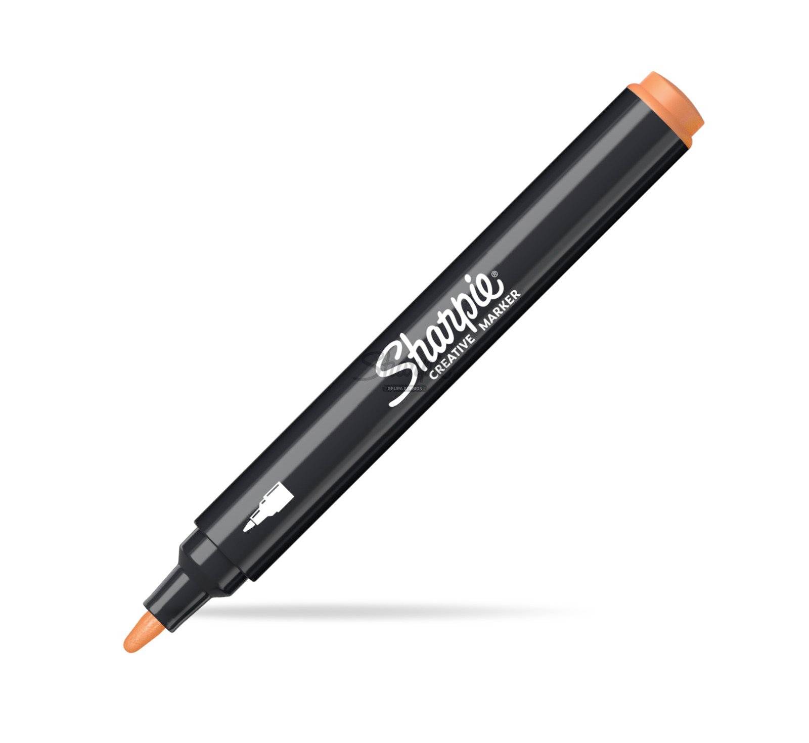 Čierny kreatívny marker Sharpie s oranžovou špičkou a uzáverom, zobrazený diagonálne na bielom pozadí.