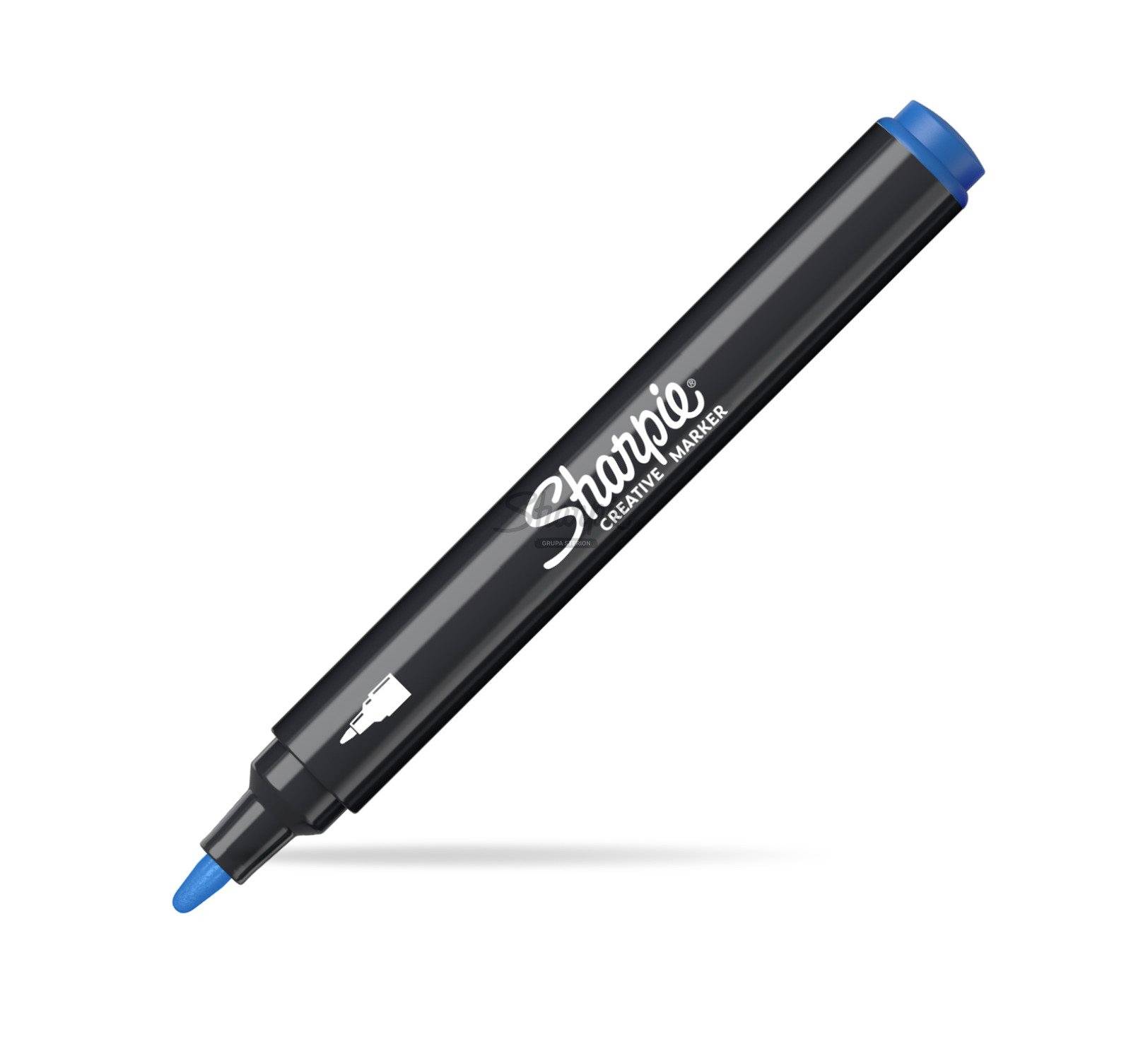 Čierny Sharpie Creатivny značkovač s modrým uzáverom a hrotom na bielom pozadí.