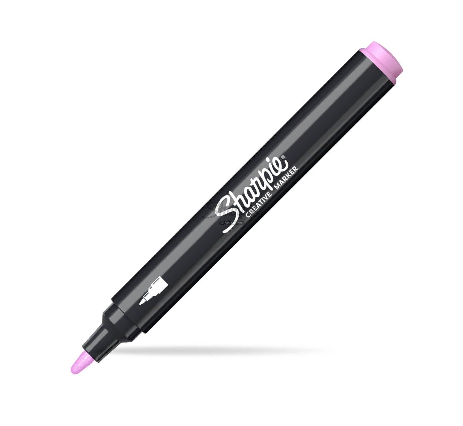 Čierny tvorivý fixka Sharpie s ružovým uzáverom a špičkou, zobrazený diagonálne na bielom pozadí.