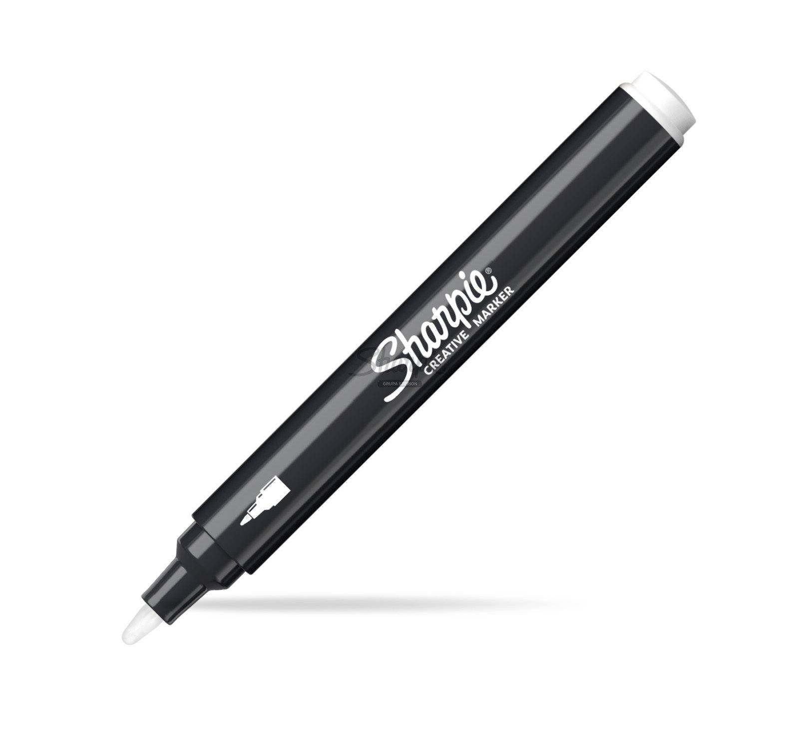Čierny Sharpie kreatívny nástroj na písanie s bielou čiapkou a hrotom, zobrazený diagonálne na bielom pozadí