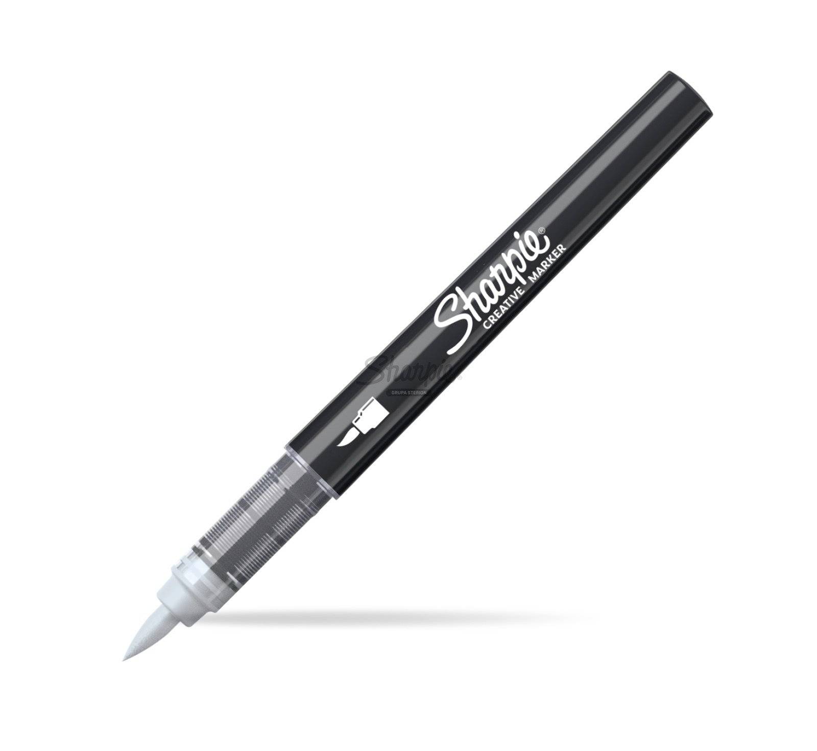 Čierna permanentná fixka Sharpie so skoseným hrotom s uzavretým uzáverom, zobrazená diagonálne na bielom pozadí.