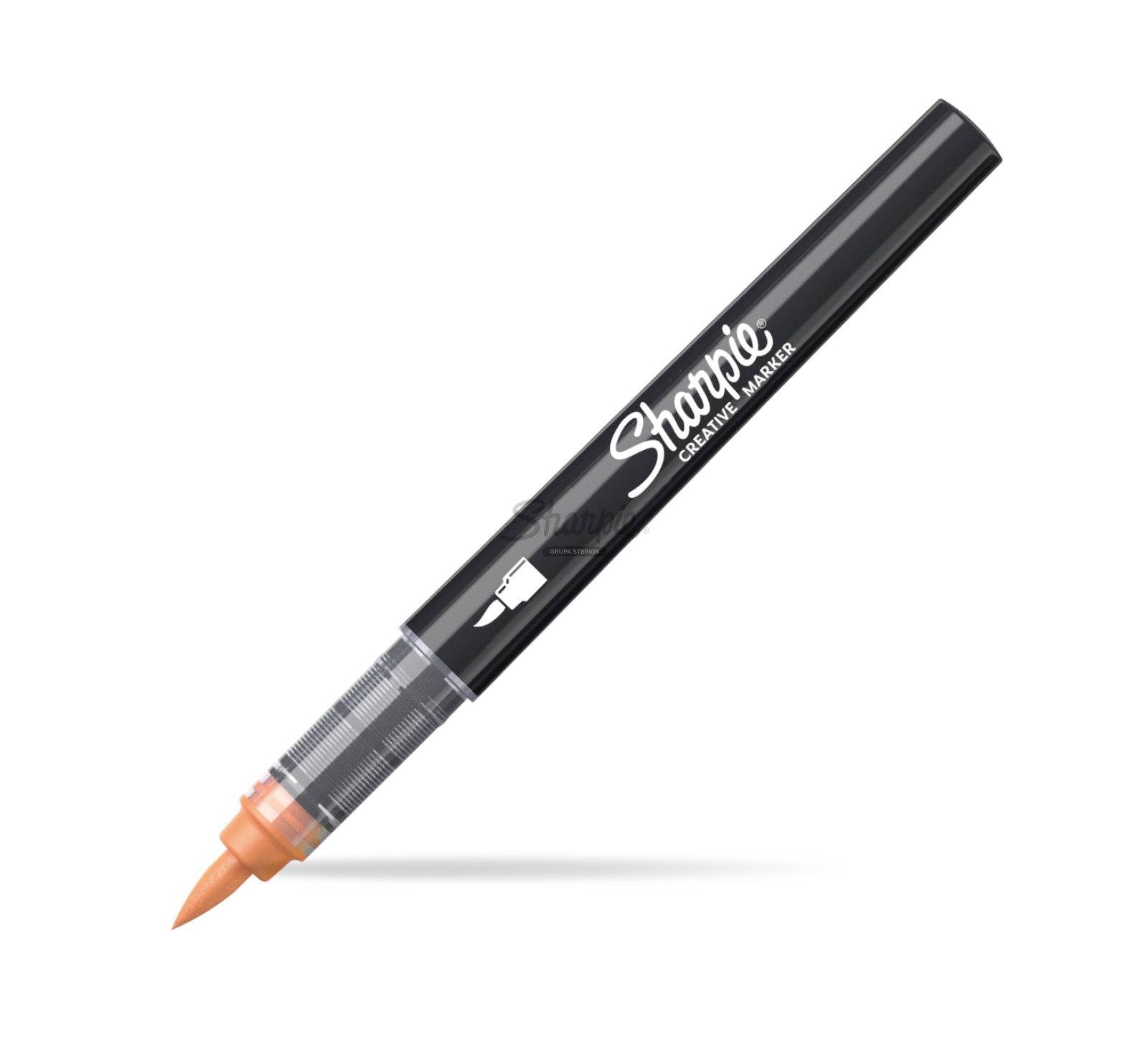 Čierny kreatívny marker Sharpie s oranžovým hrotom, zobrazený diagonálne na bielom pozadí.