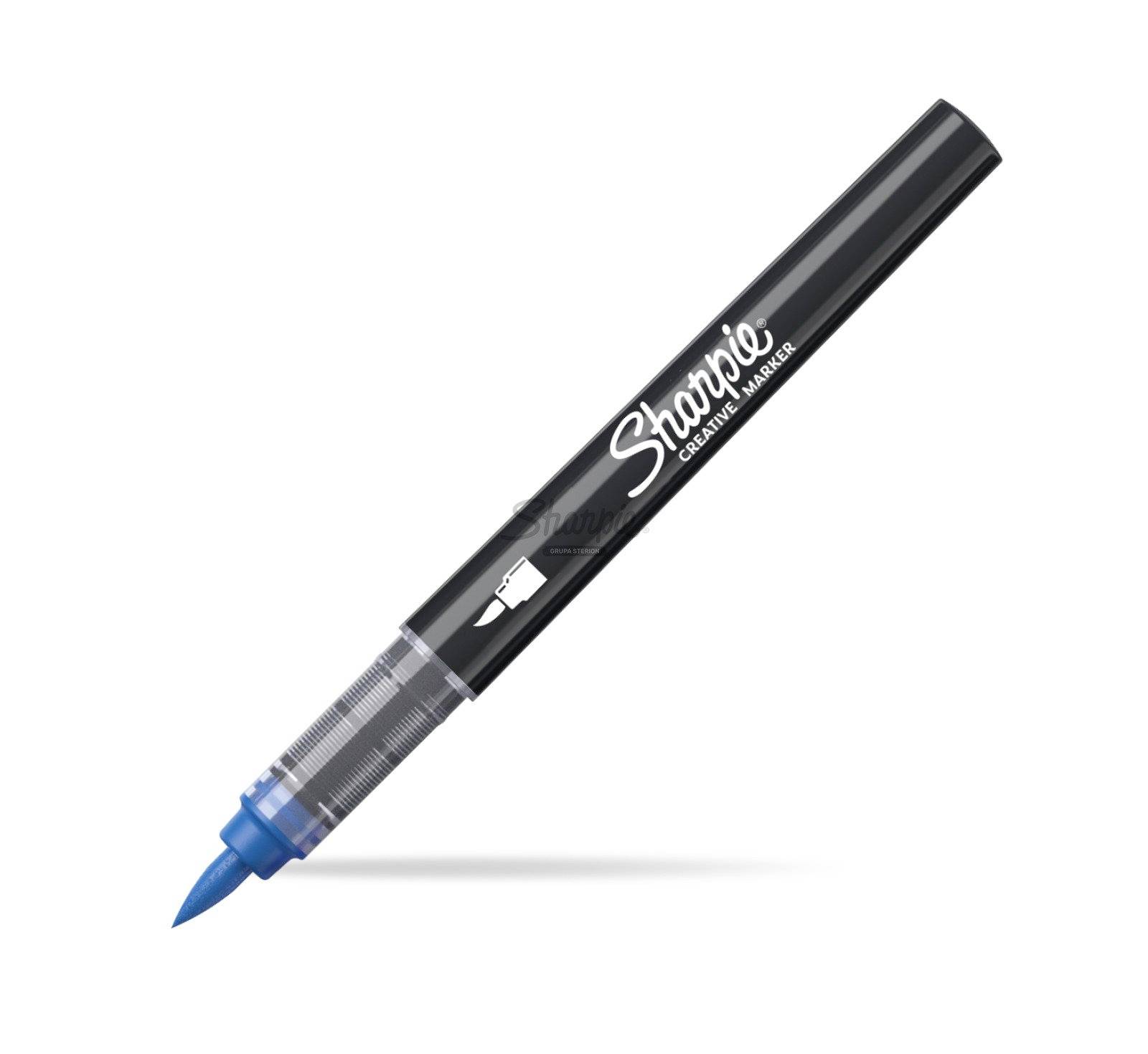 Čierny kreatívny marker Sharpie s modrým skoseným hrotom, zobrazený diagonálne na bielom pozadí.