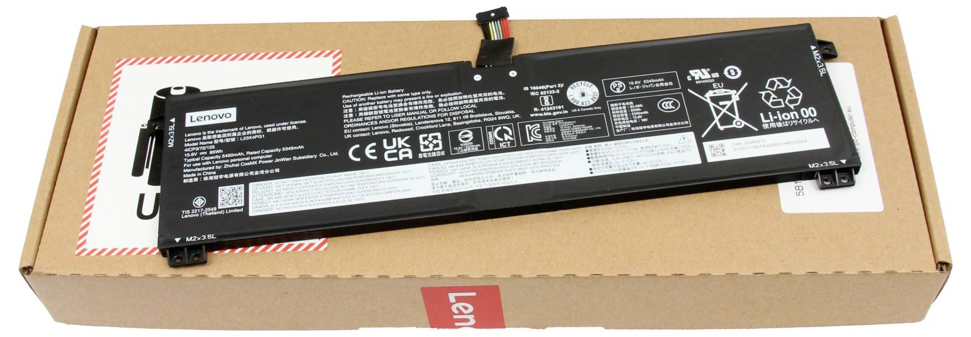 Dlhá čierna batéria notebooku Lenovo položená na kartónovej krabici Lenovo.