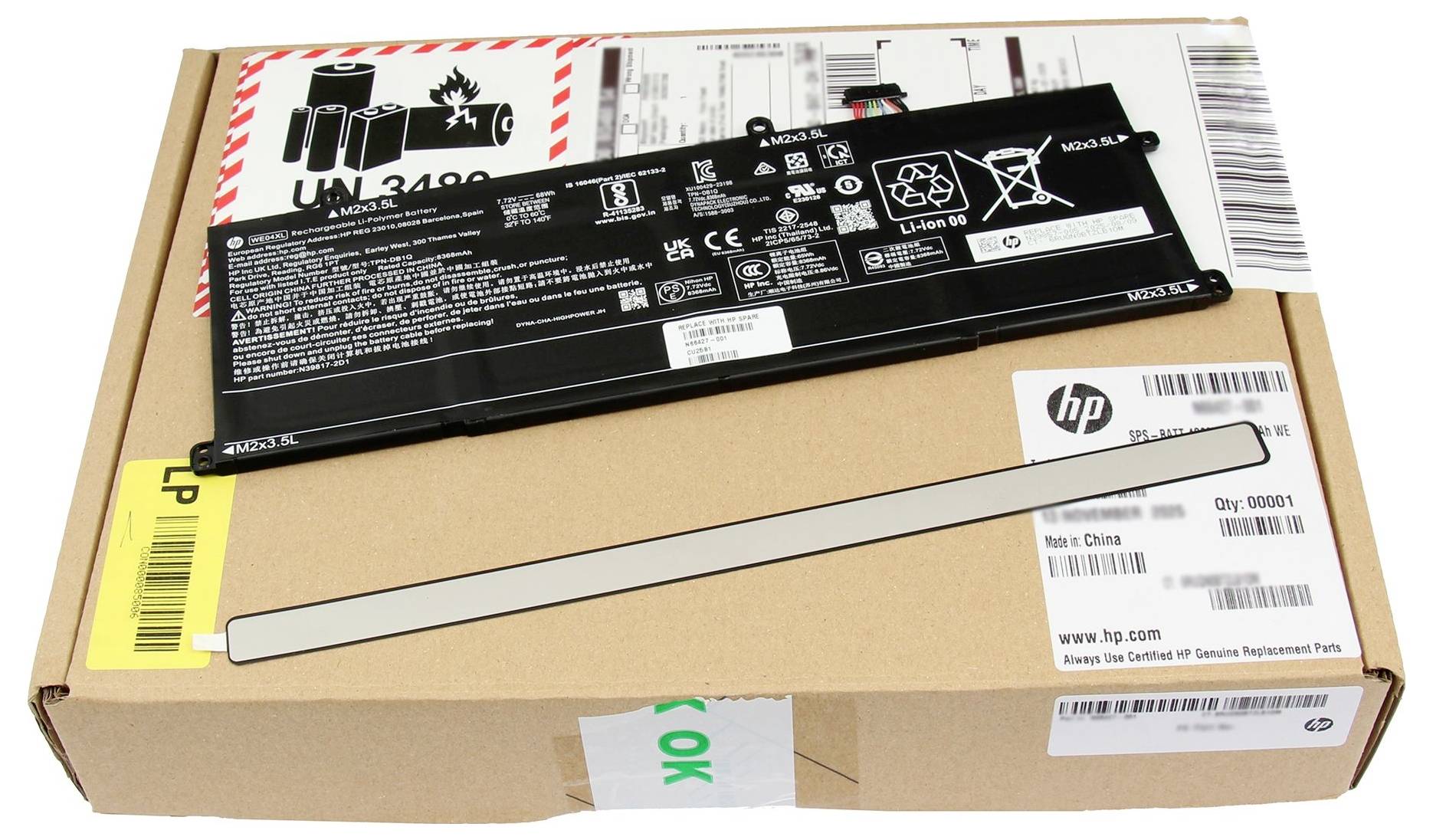 Batéria HP notebooku na prípravnej krabici s etiketou s čiarovým kódom a varovnými značkami UN3480 pre lítiové batérie.